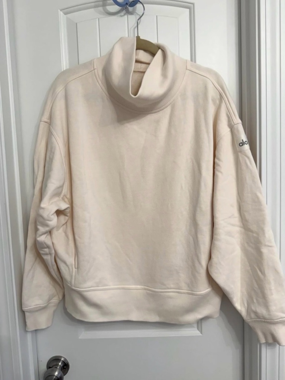 ALO Yoga woman’s Sweatshirt in Light Cream